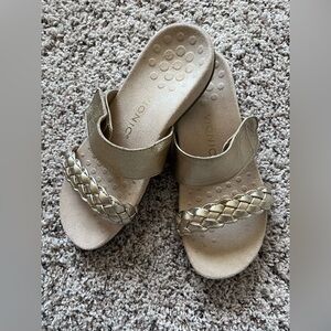 Vionic 7.5 Jeanne Women’s Slide. Shimmering Gold.